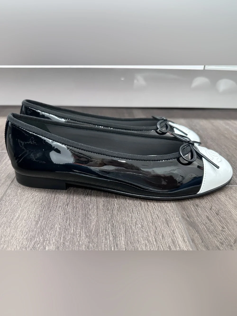 NEW 2026 CHANEL BLACK PATENT LEATHER WHITE CC LOGO CAPTOE BALLET FLATS 38.5C